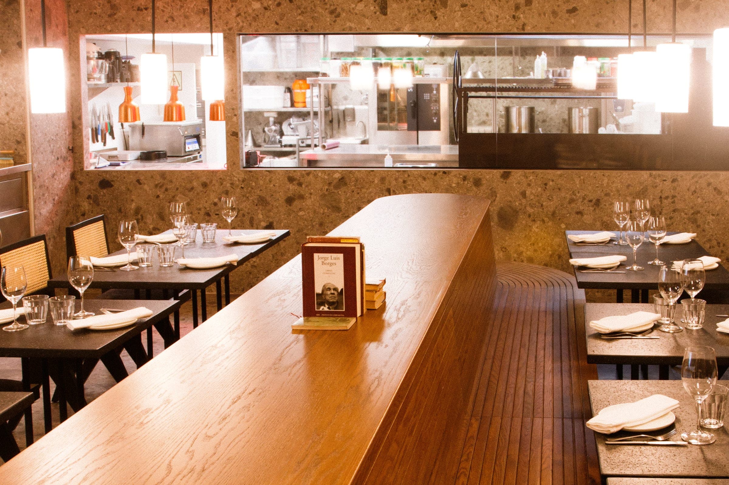 Cocina profesional de alta gastronomía — equipo en servicio