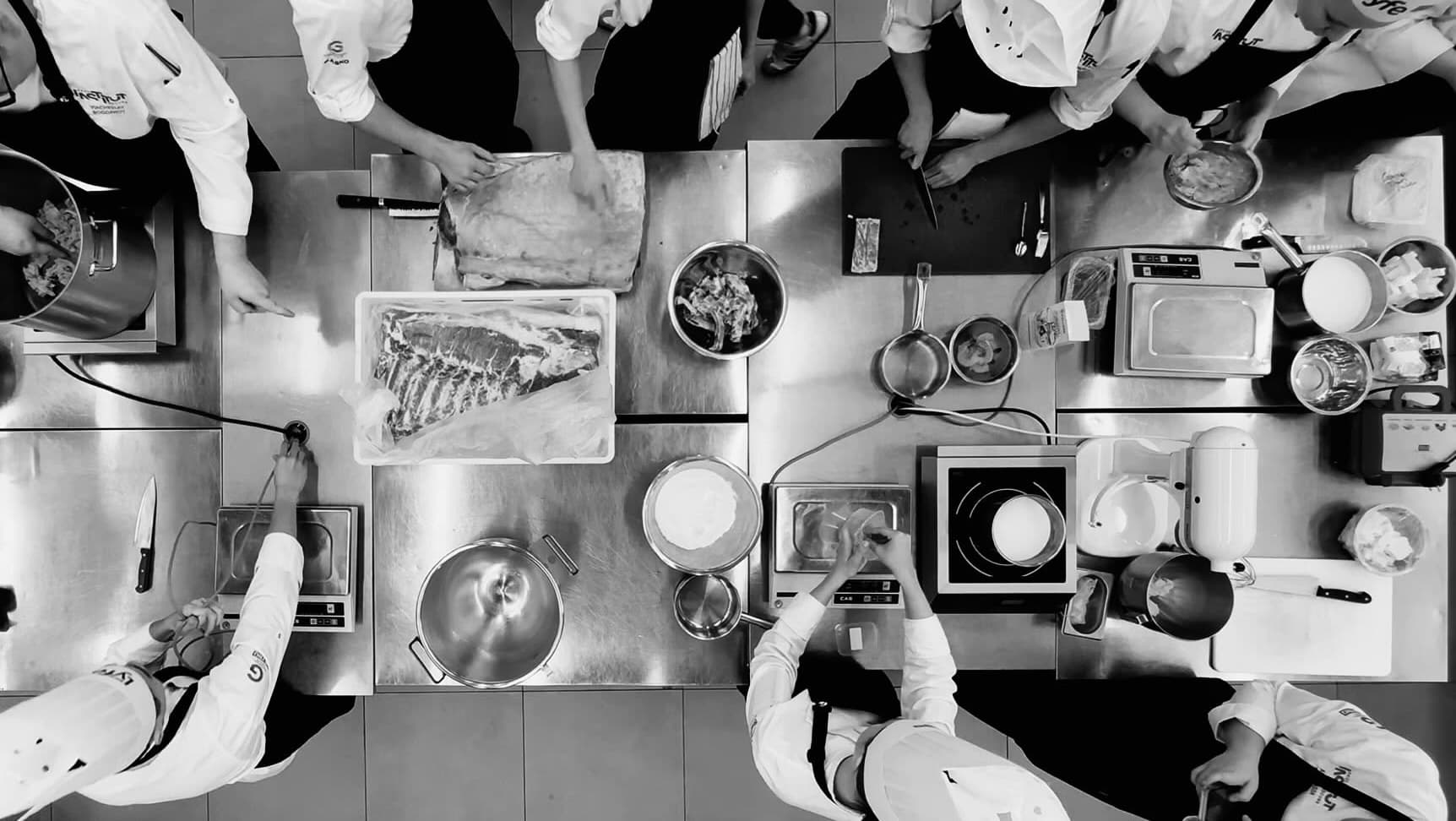 Brigada de cocina trabajando en equipo, vista cenital
